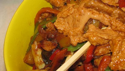 Opekane veprove nudlicky s omackou satay / wok