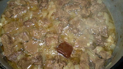 Hovězí na hradišťance a kapii, přidáme vodu+masox a dusíme...