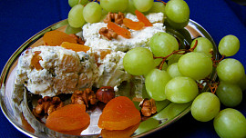 Sýrový srnčí hřbet s ořechy a sušenými meruňkami