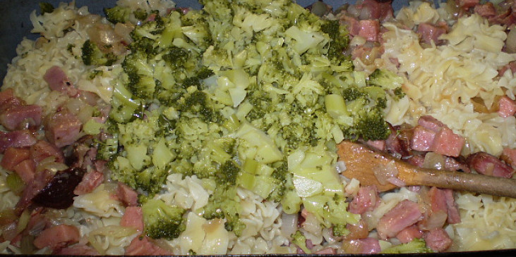 Těstoviny s uzeným, brokolicí, nivou a zakysanou smetanou (všechno promícháme....šup do trouby)