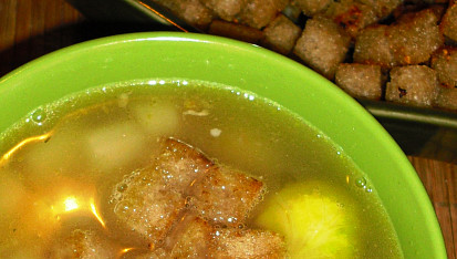 Asparagusovo-kapustová polévka s česnekovými krutony