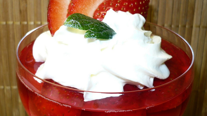 Pudinkové poháry s ovocnou želatinou, Je použitý jogurtový pudink.