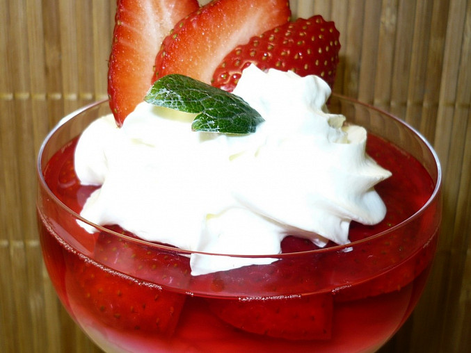 Pudinkové poháry s ovocnou želatinou, Je použitý jogurtový pudink.