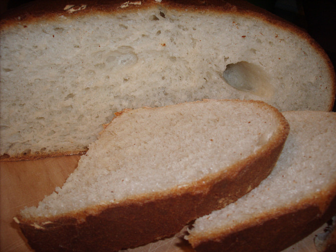 Chléb ošatkový, zadělaný v DP a pečený v troubě, Nakrájený chlebík