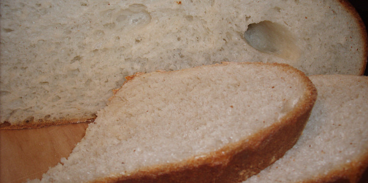 Chléb ošatkový, zadělaný v DP a pečený v troubě (Nakrájený chlebík)
