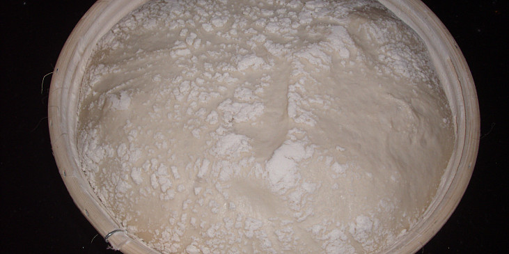 Chléb ošatkový, zadělaný v DP a pečený v troubě (Po vykynutí)