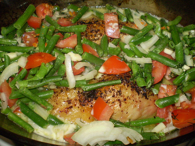 Kuřátko na fazolkách s kořením a smetanou, zasypeme promíchanou zeleninou...