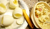 Plněná vejce sýrovou hmotou
