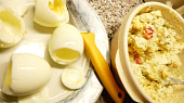 Plněná vejce sýrovou hmotou