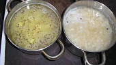 Zelná polévka s klobásou, Vaříme zelí a brambory