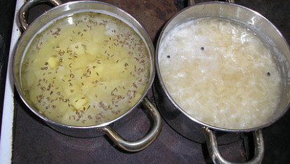 Zelná polévka s klobásou, Vaříme zelí a brambory