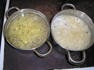 Zelná polévka s klobásou, Vaříme zelí a brambory