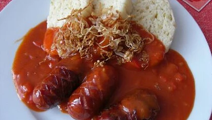Zelné knedlíky s paprikovou omáčkou a klobáskami