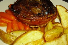 Pštrosí steak ve slaninovém kabátku