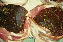 Pštrosí steak ve slaninovém kabátku