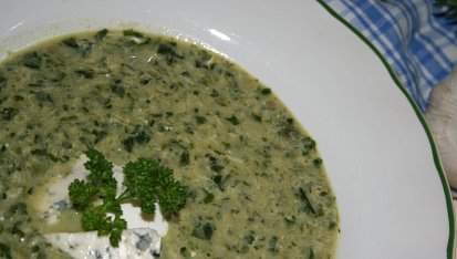 Špenátová polévka se zakysanou smetanou a nivou