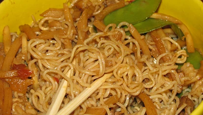 Wok - marinovane hovezi s bambusovymi klicky  a hraskovymi lusky