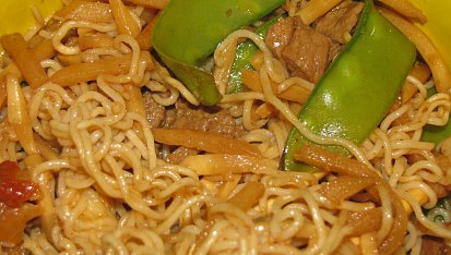 Wok - marinovane hovezi s bambusovymi klicky  a hraskovymi lusky
