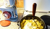 Zapečená bramborová kaše s uzeným kuřecím masem, Kaše, sýr, vejce, mouka