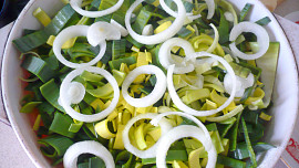 Brambory zapečené s pórkem a zeleninou