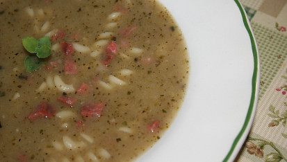 Brokolicová polévka s klobáskou a těstovinou