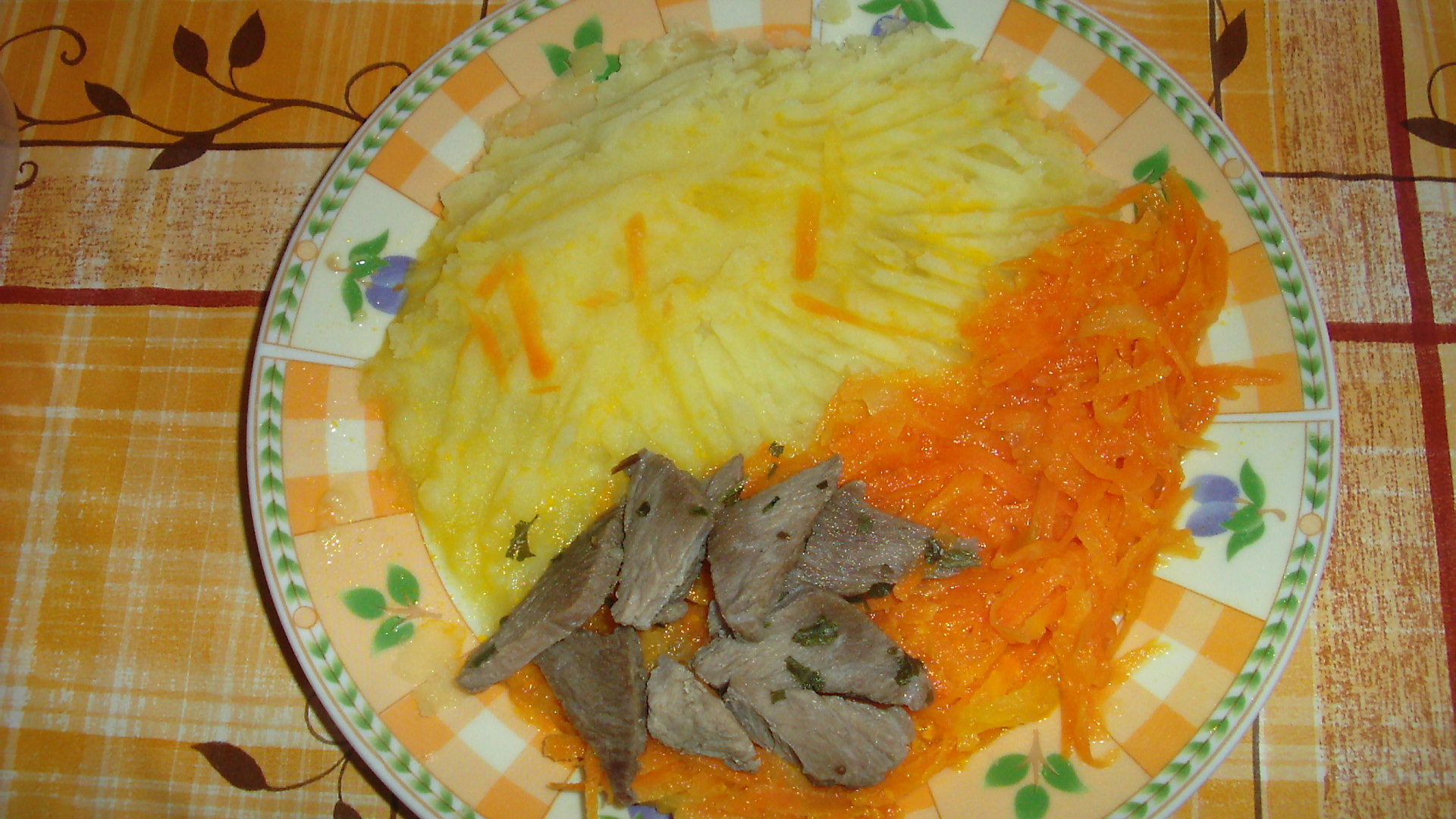 Dušená mrkev s masem a bramborem pro nejmenší