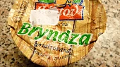 Rodinný salát s jogurtovo-brynzovou zálivkou, Roztíratelná bryndza