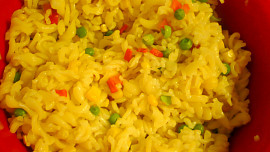 Těstovinový salát s kuřecími prsíčky