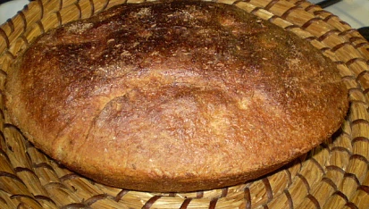 Tmavší kmíňák (chleba), z boku...