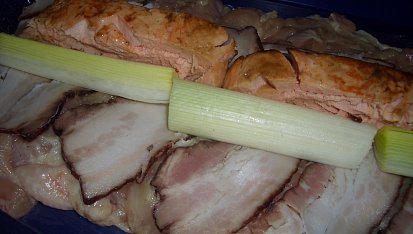 Kuřecí roláda s lososem, obložený plát je připravený na zavinutí