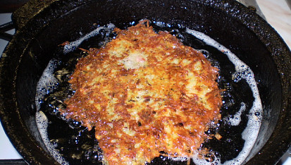 Lahůdková cmunda-bramborák, pečeme na oleji...