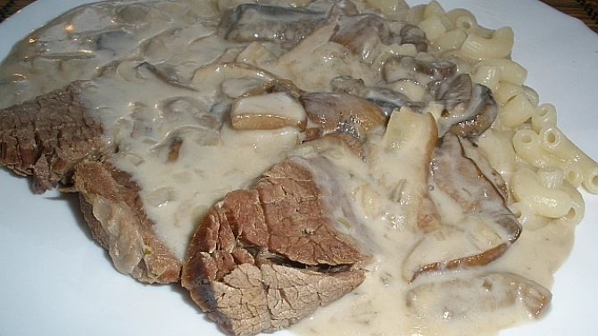 Houbová omáčka z praváků, návrh na servírování