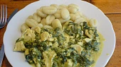 Kuřecí prsa a gnocchi, hotovo na talíři