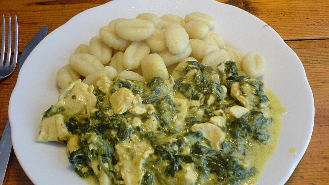 Kuřecí prsa a gnocchi, hotovo na talíři