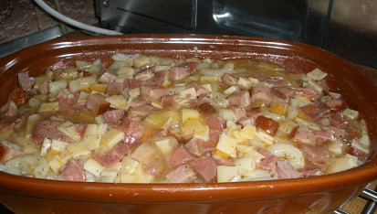 Zapečená kolínka s uzeninou a sýrem
