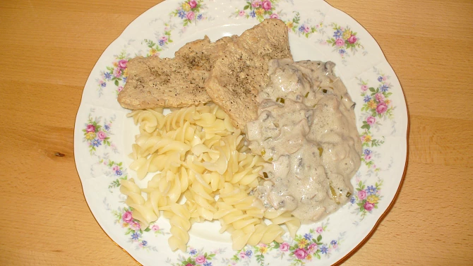 Vepřové plátky s houbovou omáčkou