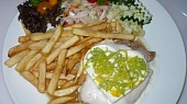 Kuřecí steak se sýrem a salámem, Mírně zahuštěno, navíc sázené vejce.