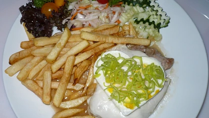 Kuřecí steak se sýrem a salámem, Mírně zahuštěno, navíc sázené vejce.