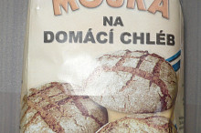 Chléb je upečený z této pšenično - žitné mouky.