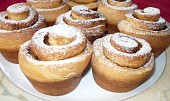 Kynuté těsto na záviny, šneky, bábovky a ovocné koláče (s verzí bez vajec), Skořicoví šneci v muffinkové formě