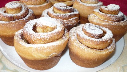 Kynuté těsto na záviny, šneky, bábovky a ovocné koláče (s verzí bez vajec), Skořicoví šneci v muffinkové formě