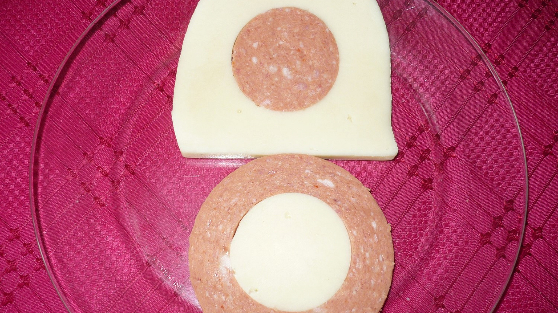 Smažený sýr se salámem a salám se sýrem