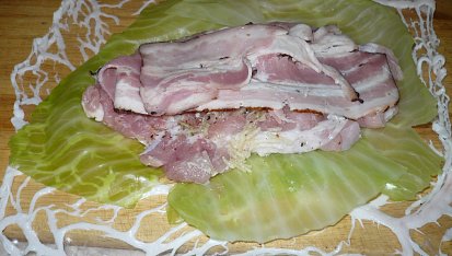 Vepřové rolky ve vepřové tukové bláně (bránici, košilce), Jako první zabalíme zelné listy s masem a anglickou slaninou.