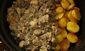 Kuřecí maso na nádivce a bramborách v římském hrnci