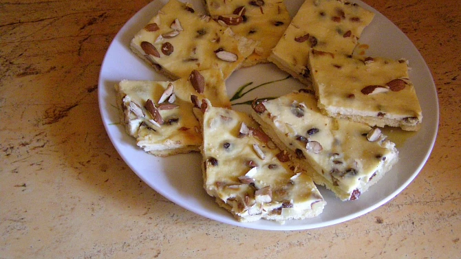 Tvarohový koláč s oříšky(mandlemi), Tvarohový koláč s oříšky