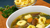 Zeleninová polévka s tortellini