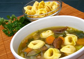 Zeleninová polévka s tortellini