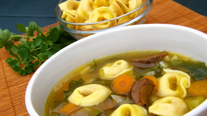 Zeleninová polévka s tortellini