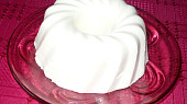 Ovocný dortík s jogurtem nebo pudinkem, Jednoporcová bábovička z jogurtového želé.