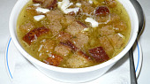 Česneková polévka - sváteční, Místo anglické slaniny šunka, posypané sýrem.